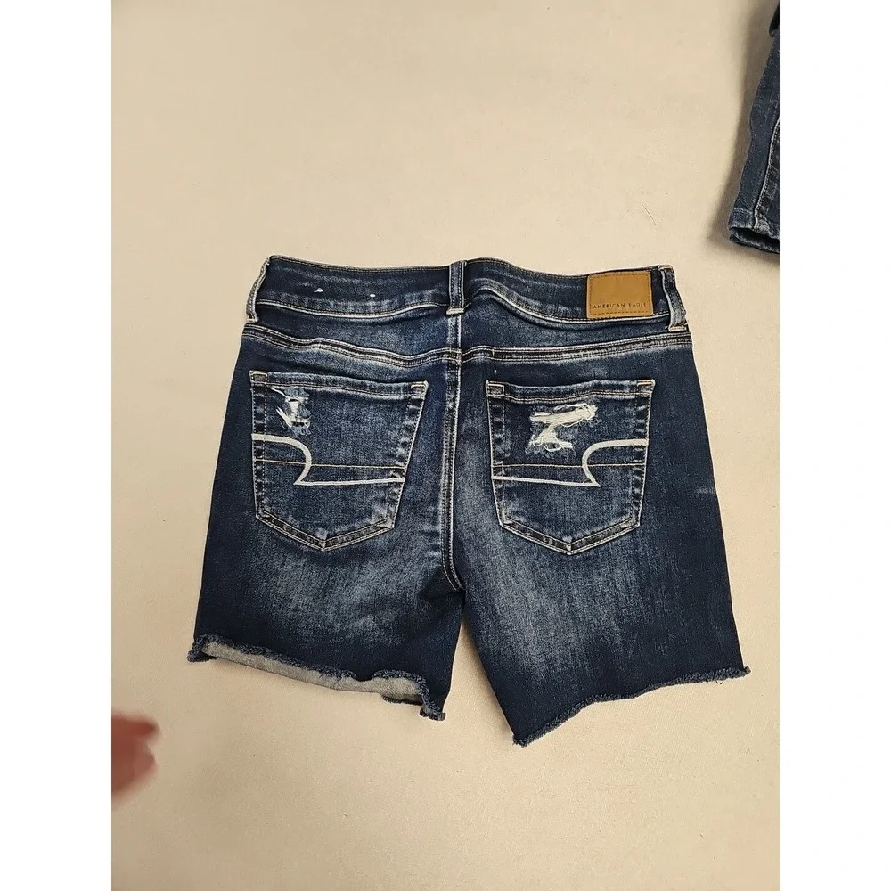American Eagle Size 2 Cutoff Distressed Middue Shortie Blue Denim Shorts‎